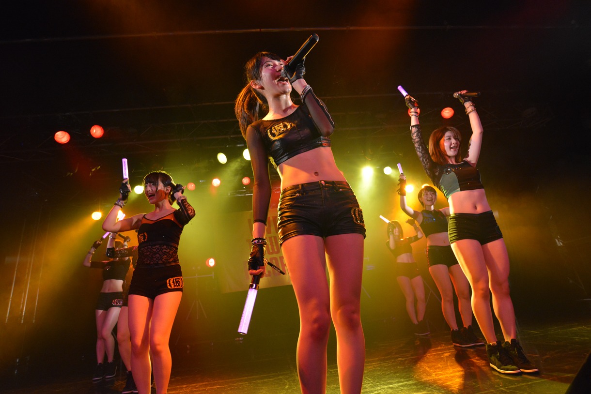 アップアップガールズ（仮）によるライブの様子。