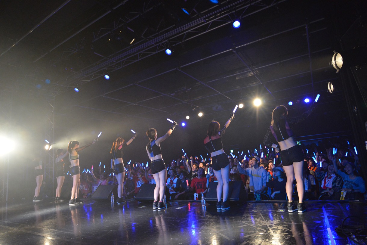 アップアップガールズ（仮）によるライブの様子。