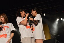 仲のよさをアピールするayaka、関根梓。