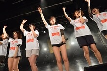 アップアップガールズ（仮）、lyrical schoolによるコラボライブの様子。