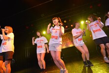 アップアップガールズ（仮）、lyrical schoolによるコラボライブの様子。