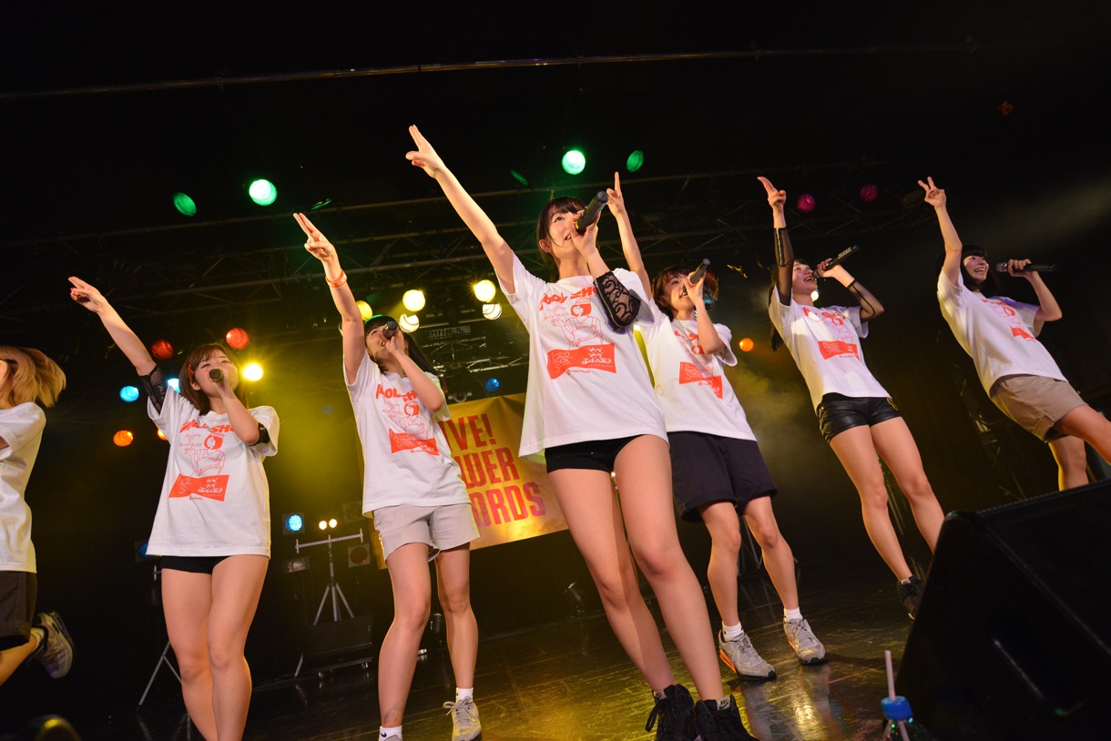 アップアップガールズ（仮）、lyrical schoolによるコラボライブの様子。