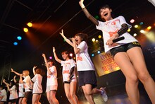 アップアップガールズ（仮）、lyrical schoolによるコラボライブの様子。