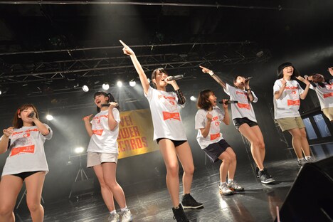 アップアップガールズ（仮）、lyrical schoolによるコラボライブの様子。