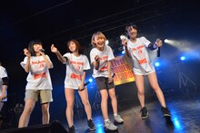 アップアップガールズ（仮）、lyrical schoolによるコラボライブの様子。