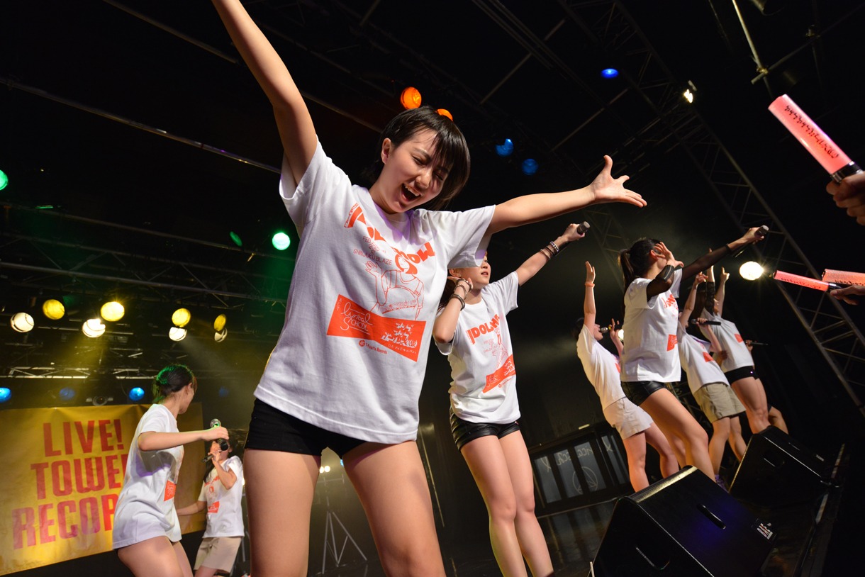 アップアップガールズ（仮）、lyrical schoolによるコラボライブの様子。