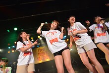 アップアップガールズ（仮）、lyrical schoolによるコラボライブの様子。