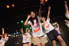 アップアップガールズ（仮）、lyrical schoolによるコラボライブの様子。