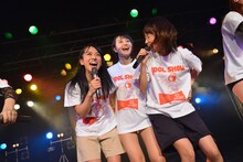 アップアップガールズ（仮）、lyrical schoolによるコラボライブの様子。