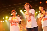 アップアップガールズ（仮）、lyrical schoolによるコラボライブの様子。
