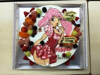 アニメ「パンチライン」のキャラクター・成木野みかたんが描かれたバースデーケーキ。