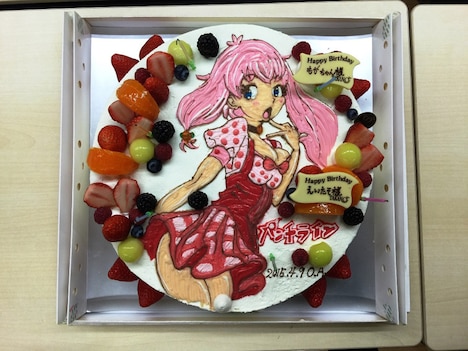 アニメ「パンチライン」のキャラクター・成木野みかたんが描かれたバースデーケーキ。