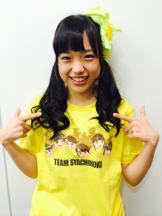限定Tシャツを着た伊藤千由李。