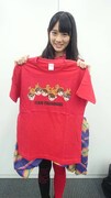 限定Tシャツを手にする秋本帆華。