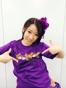 限定Tシャツを着た大黒柚姫。