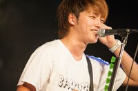 小林'KICHIKU'辰也（Vo, B）（撮影：ヤオタケシ）