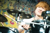 都築'HEAVIN'史生（Dr, Cho）（撮影：ヤオタケシ）