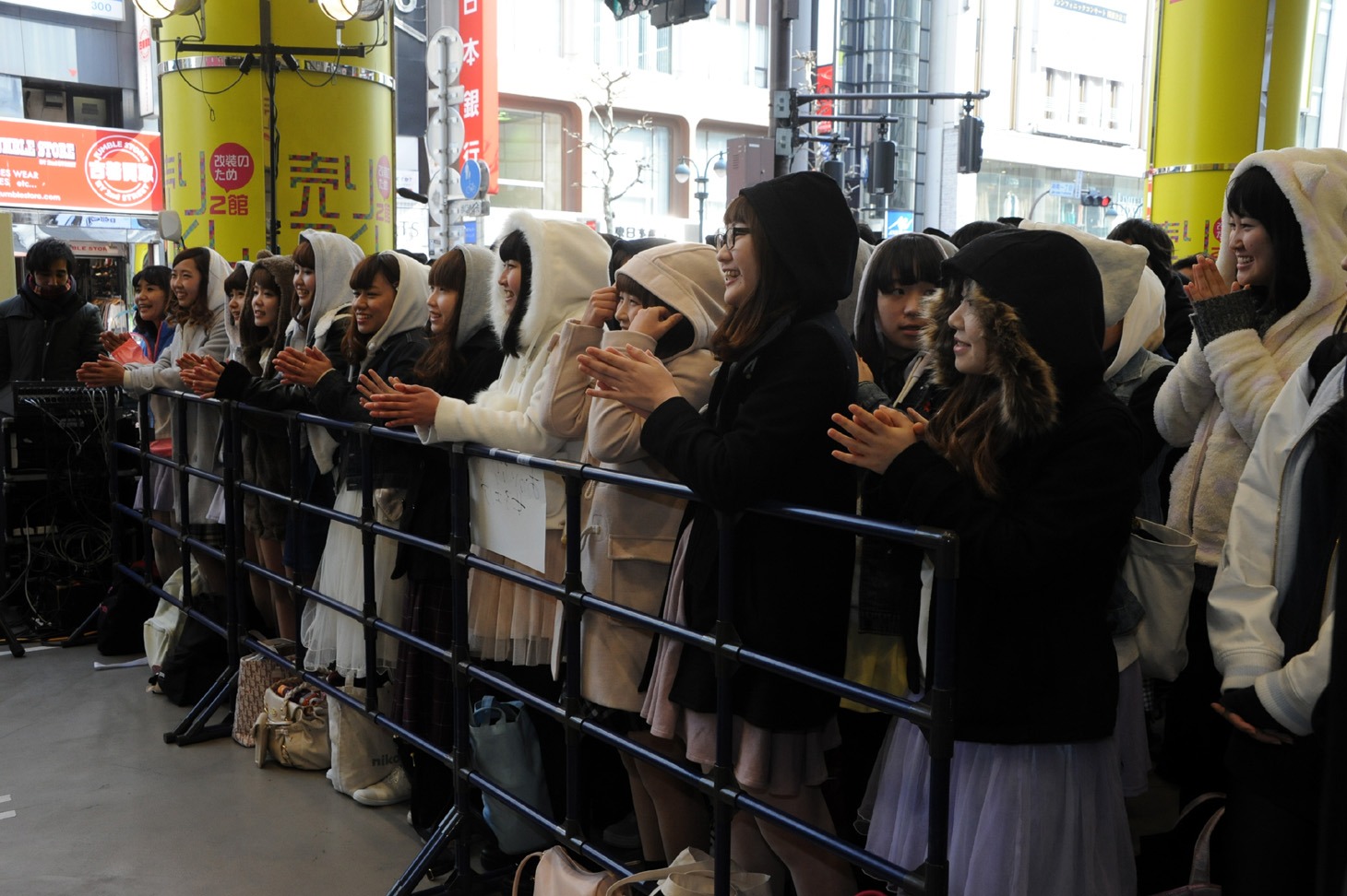 客席の最前エリアは「おかぶり女子」ばかり。