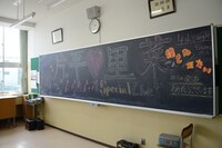 「4thシングル『誰もが / 煙たい』発売記念、高校教室ライブ」会場の様子。