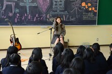 高校生の質問に答える片平里菜。