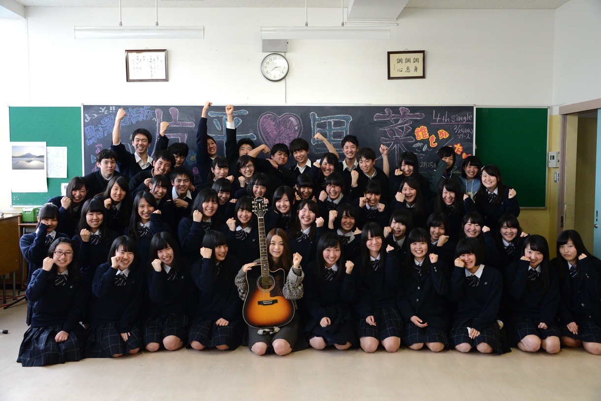 「4thシングル『誰もが / 煙たい』発売記念、高校教室ライブ」の様子。