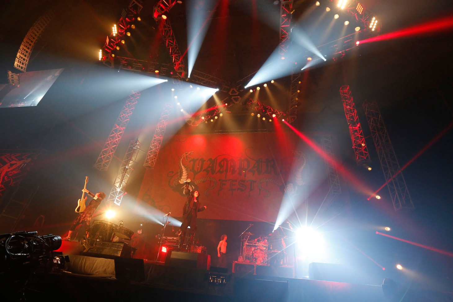 VAMPS（撮影：今元秀明、岡田貴之）