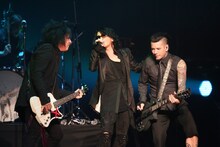 Sixx:A.M.とHYDEのセッションの様子。（撮影：今元秀明、岡田貴之）