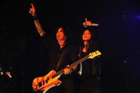 ニッキー・シックスとHYDE。（撮影：今元秀明、岡田貴之）