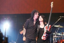 肩を組むニッキー・シックスとHYDE。（撮影：今元秀明、岡田貴之）