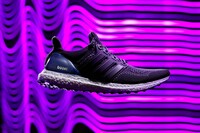 アディダスジャパンの最新ランニングシューズ「ultra boost」見本。