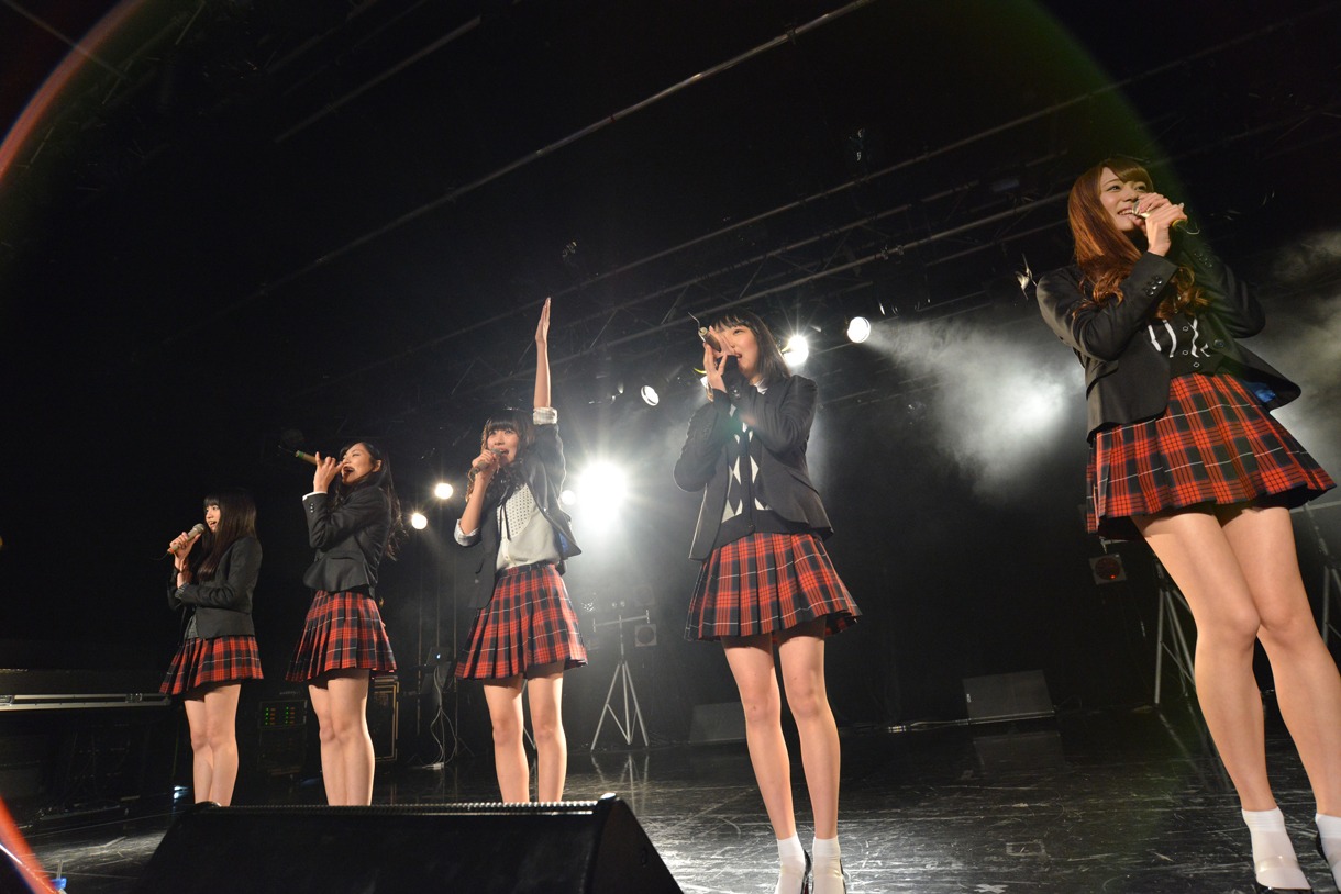夢みるアドレセンスによるライブの様子。