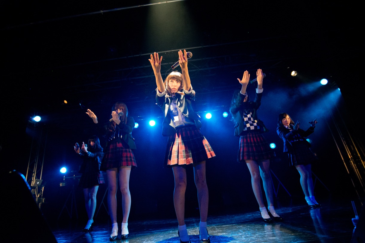 夢みるアドレセンスによるライブの様子。