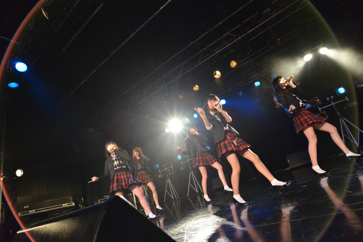 夢みるアドレセンスによるライブの様子。