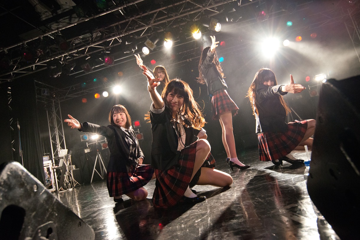 夢みるアドレセンスによるライブの様子。