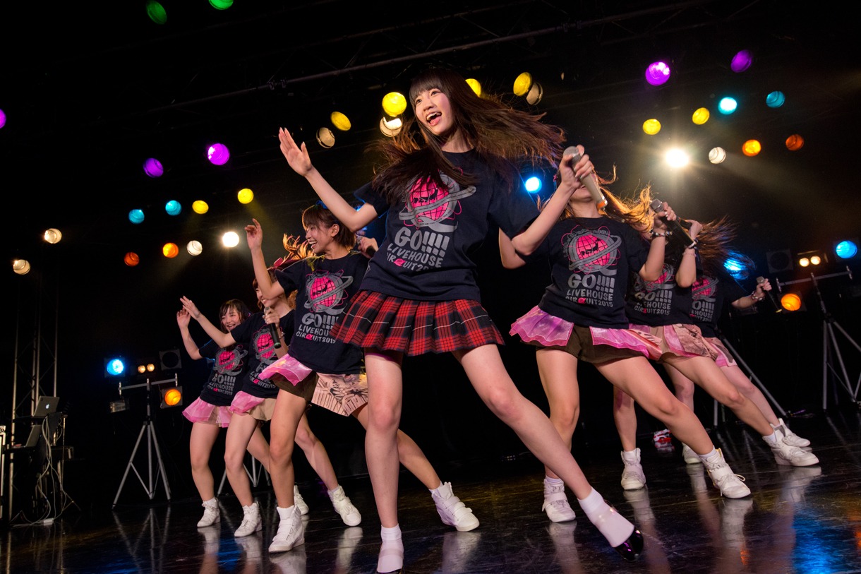 LinQに混ざって「for you」を披露する志田友美。