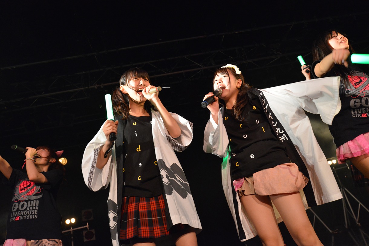 2組によるコラボライブの様子。