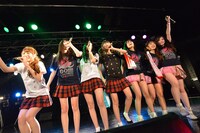 2組によるコラボライブの様子。