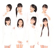 こぶしファクトリー。上段左から藤井梨央(15歳)、広瀬彩海(15歳)、野村みな美(15歳)、小川麗奈(14歳)。下段左から浜浦彩乃(14歳)、田口夏実(14歳)、和田桜子(13歳)、井上玲音(13歳)。