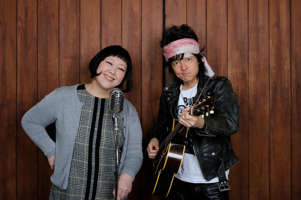 ましまろのメンバー、真城めぐみ（左）と真島昌利（右）のツーショット。