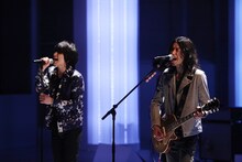 「MUSIC FAIR」出演時の吉井和哉と斉藤和義。 (c)フジテレビ