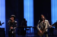 「MUSIC FAIR」出演時の吉井和哉と斉藤和義。 (c)フジテレビ