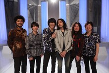 「MUSIC FAIR」出演時の吉井和哉、斉藤和義、バンドメンバー。 (c)フジテレビ
