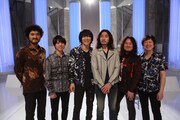 「MUSIC FAIR」出演時の吉井和哉、斉藤和義、バンドメンバー。 (c)フジテレビ