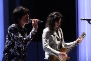 「MUSIC FAIR」出演時の吉井和哉と斉藤和義。 (c)フジテレビ
