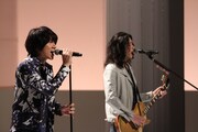 「MUSIC FAIR」出演時の吉井和哉と斉藤和義。 (c)フジテレビ