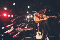 渋谷La.mamaで行われた菅原卓郎（9mm Parabellum Bullet）の弾き語りライブの様子。（撮影：西槇太一）