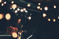 渋谷La.mamaで行われた菅原卓郎（9mm Parabellum Bullet）の弾き語りライブの様子。（撮影：西槇太一）