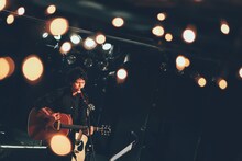 渋谷La.mamaで行われた菅原卓郎（9mm Parabellum Bullet）の弾き語りライブの様子。（撮影：西槇太一）