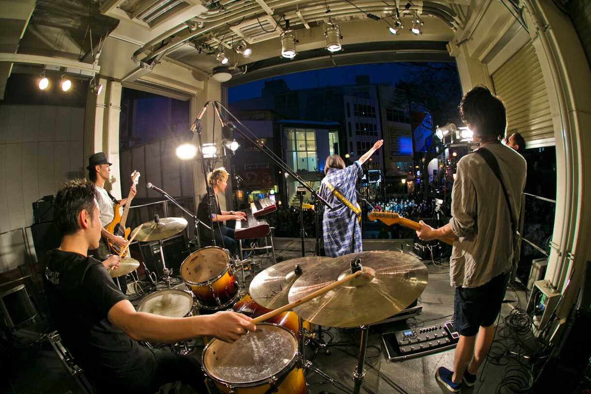 植田真梨恵、バンド従え三角公園前で熱唱