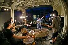 アメリカ村三角公園前RIBIAで行われた植田真梨恵「はなしはそれからだ」リリース記念ライブの様子。